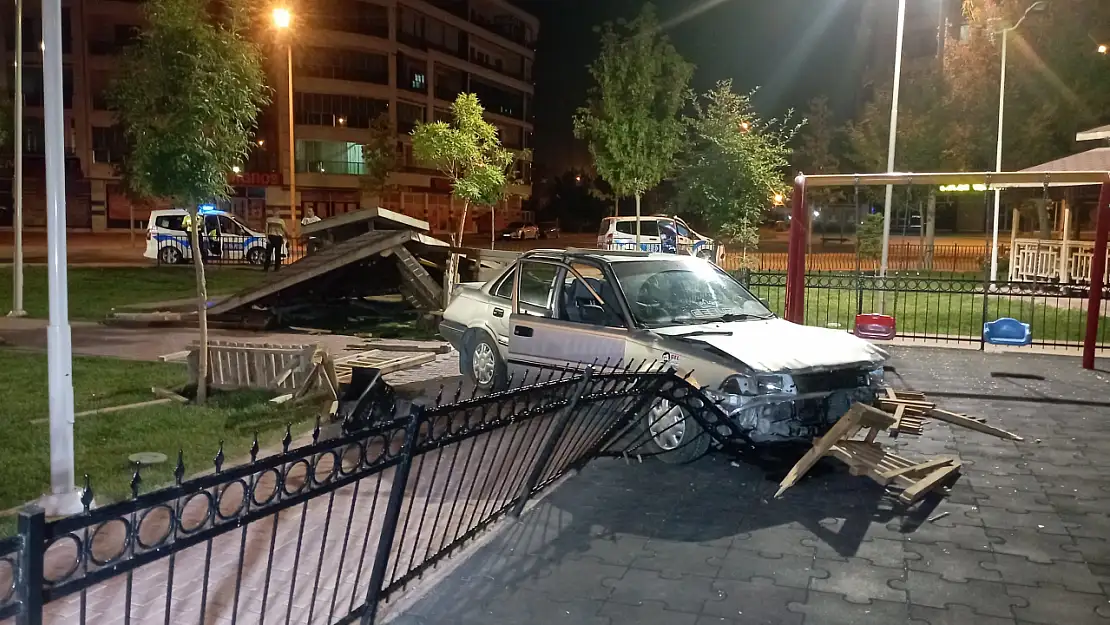 Konya'da kontrolden çıkan otomobil parka daldı