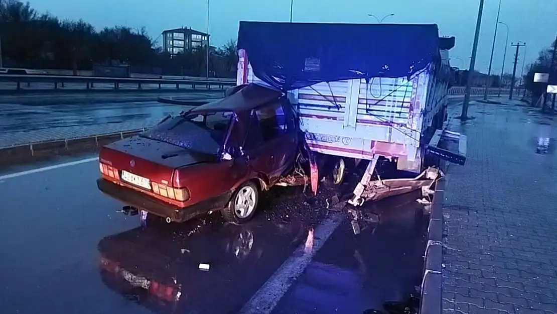 Konya'da korkunç kaza: TIR'a arkadan çarptı