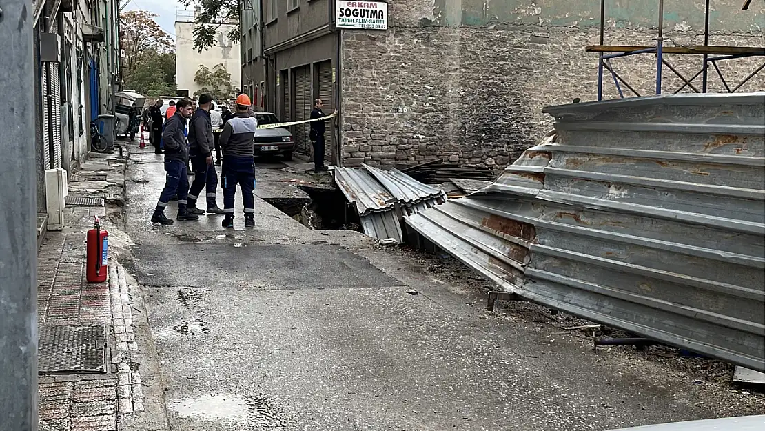 Konya'da korkutan göçük: Doğalgaz ve su borusu patladı!