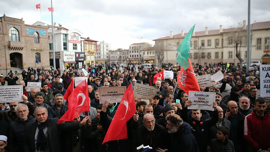 Konya'da Kur'an-ı Müdafaa Yürüyüşüne yüzlerce kişi katıldı