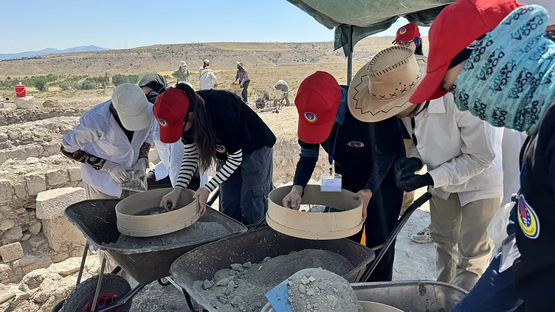 Konya'da lise öğrencileri yaz tatilinde arkeoloji kazısı yapıyor