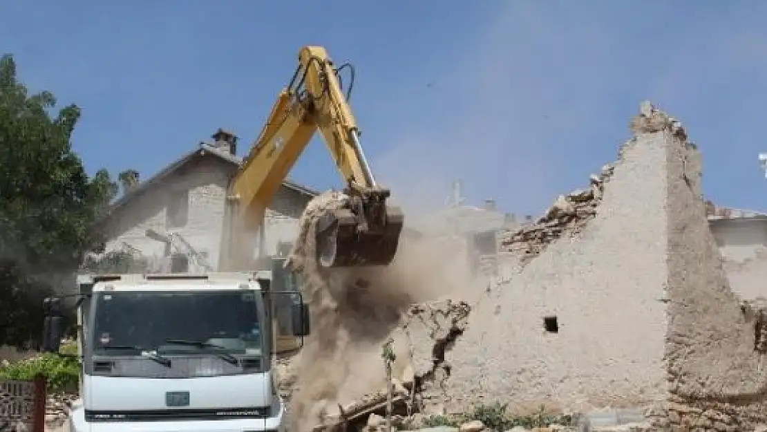 Konya'da metruk yapılar belediye tarafından yıkılıyor