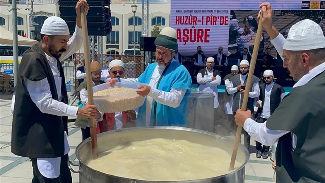 Konya'da Mevlevi usulüyle aşure pişirildi!