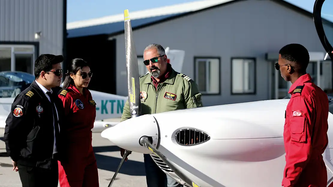 Konya'da mezun olmadan iş teklifi alıyorlar! Genç pilotlar gelecekten umutlu!