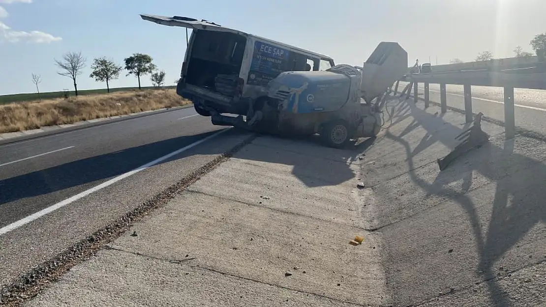 Konya'da minibüs kontrolden çıktı! Demir bariyerlere çarptı!..