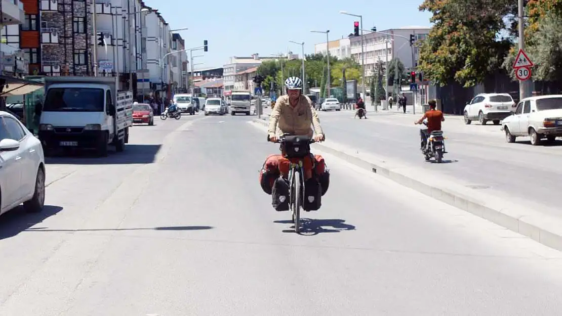 Konya'da mola verdi. Bisikletle dünya turuna çıkıyor.