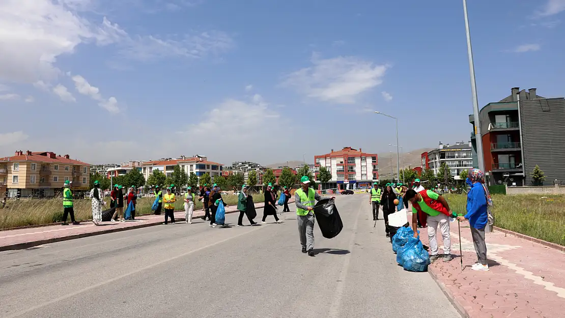 Konya'da o belediye çevreyi temiz tutmanın önemine dikkat çekti! Çevreye zararlı çöpler tek tek toplandı!