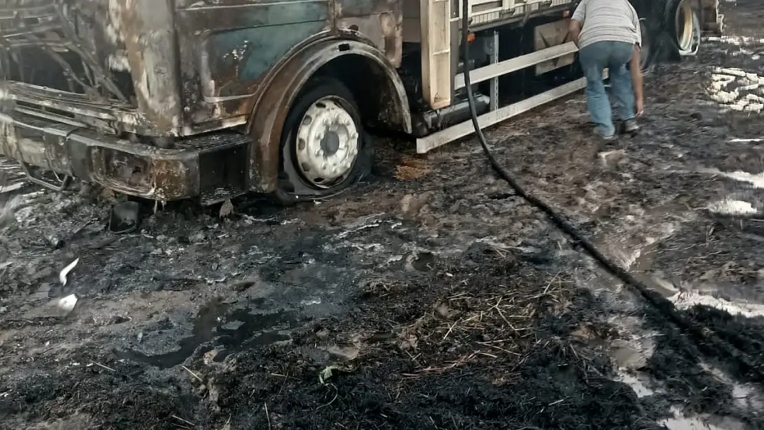 O ilçede, buğday yüklü kamyon yandı