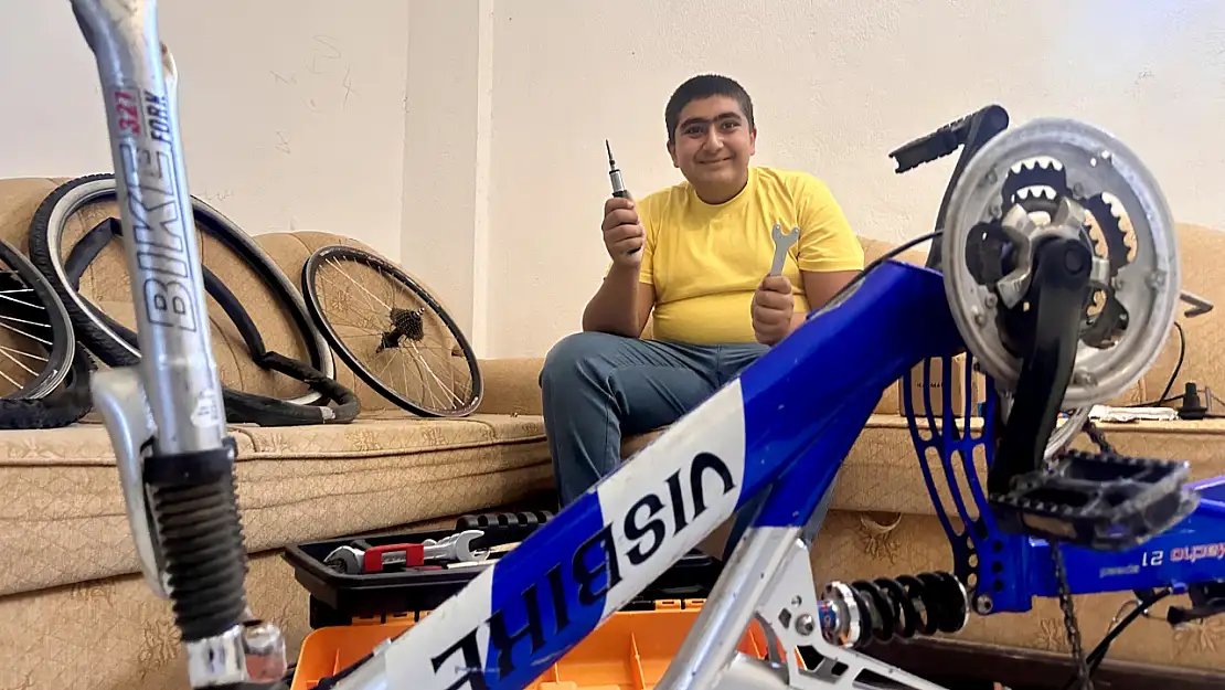 Konya'da Otizmli Yahya hem bisiklet tamirciliğinde hem de sporda başarıya koşuyor