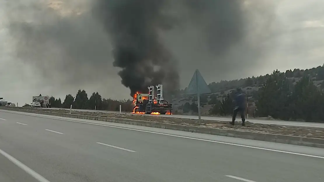 Konya'da oto çekici alevlere teslim oldu!