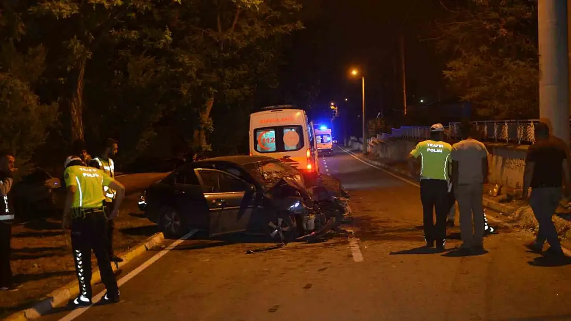 Konya'da otomobil aydınlatma direğine çarptı