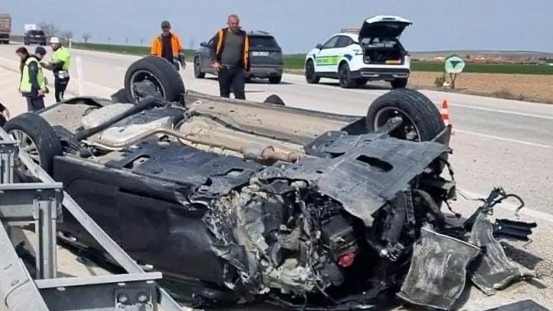 Konya'da otomobil bariyerlere çarptı: 2 yaralı!