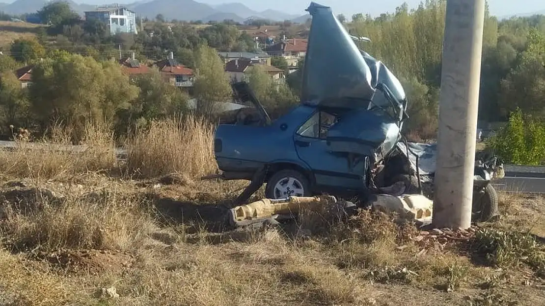 Konya'da otomobil beton direğe çarptı sürücü ağır yaralandı!