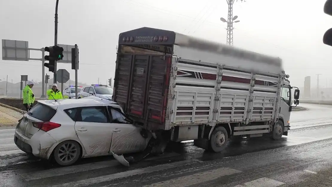 Konya'da otomobil kamyonete çarptı: 1 yaralı