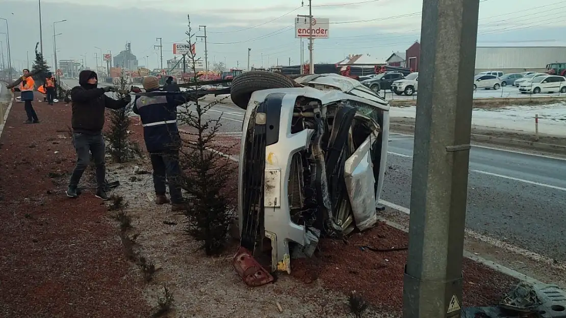 Konya'da otomobil refüje devrildi 1 yaralı