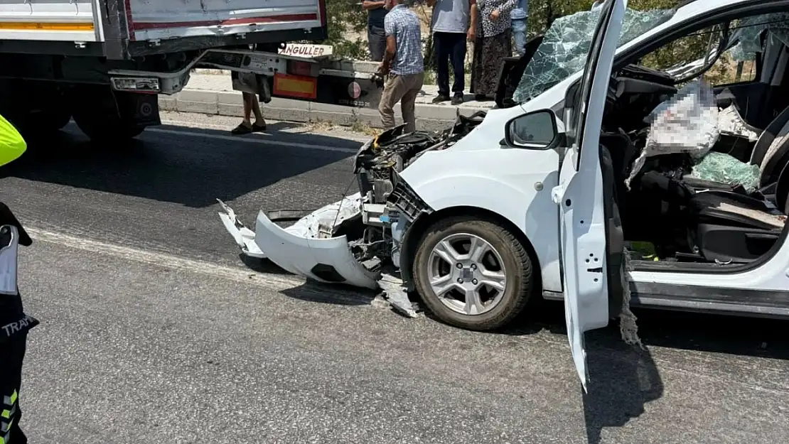 Konya'da otomobil sürücüsü tıra çarptı: 1 yaralı