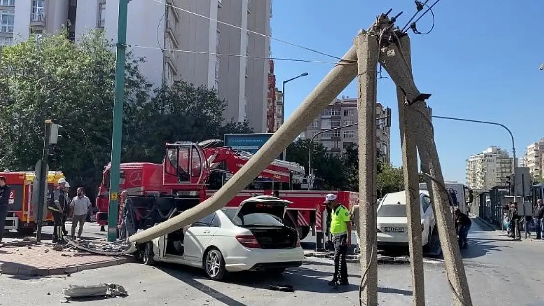 Konya'da otomobilin çarptığı direk, tramvay hattının tellerine devrildi: 1 yaralı