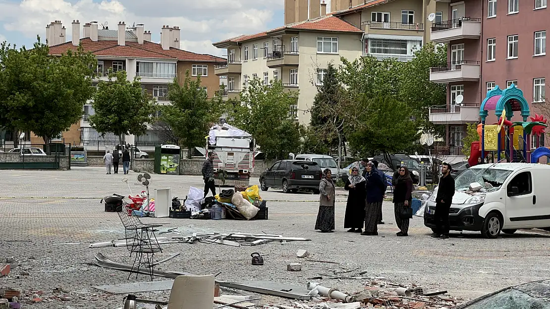 Konya'da patlama mağduru aileler eşyalarını kurtarmaya çalışıyor
