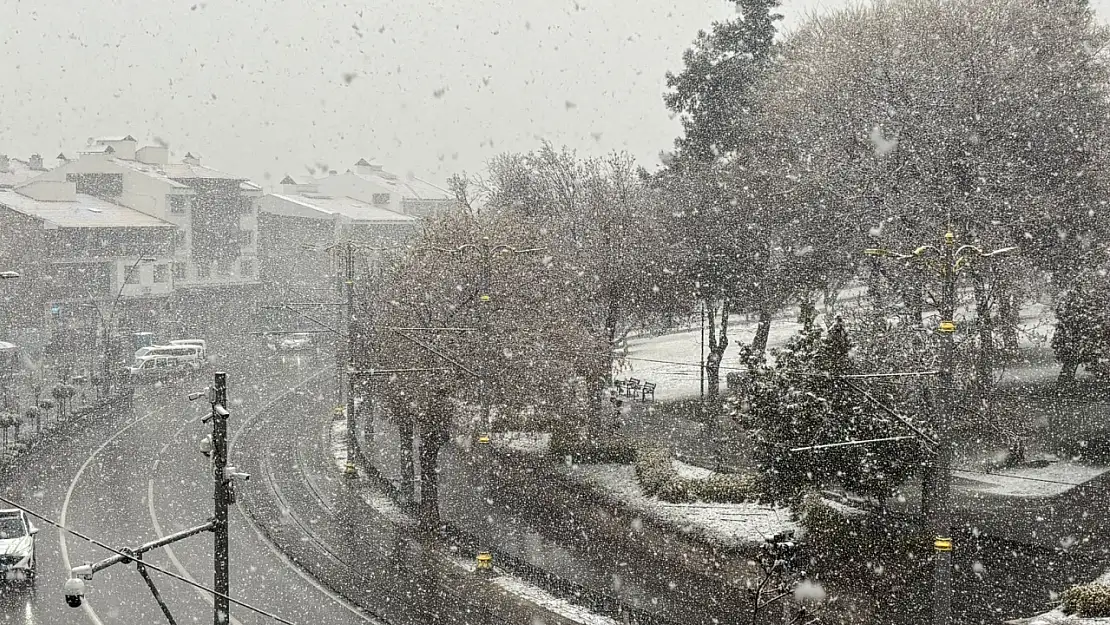 Konya'da Ramazan'ın 7'nci gününde kar yağıyor