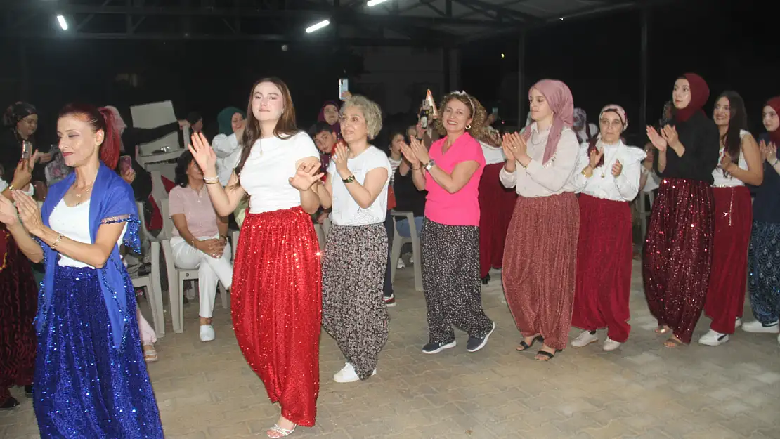 Konya'da şalvarlı kadınlar geceye damga vurdu