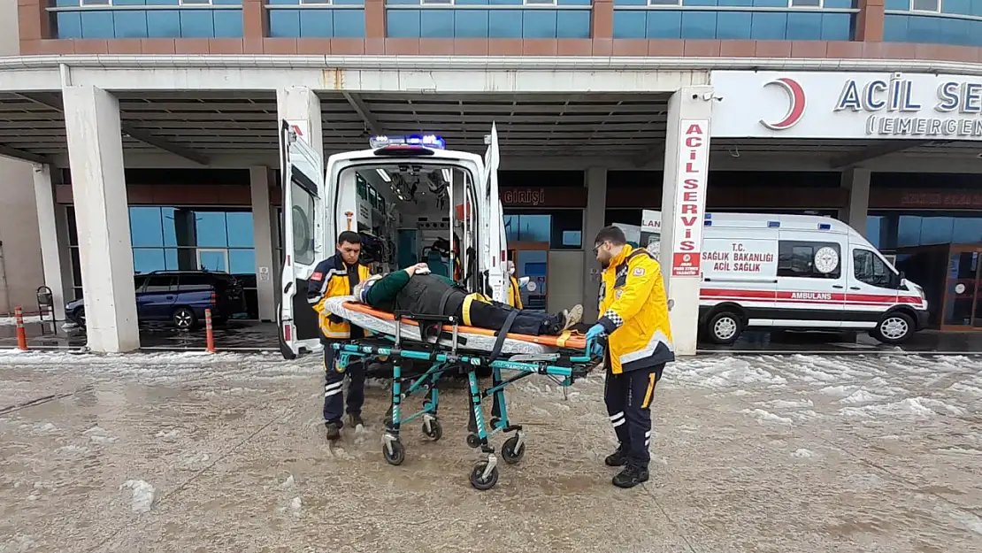 Konya'da şarampole devrilen otomobildeki 2 kişi yaralandı