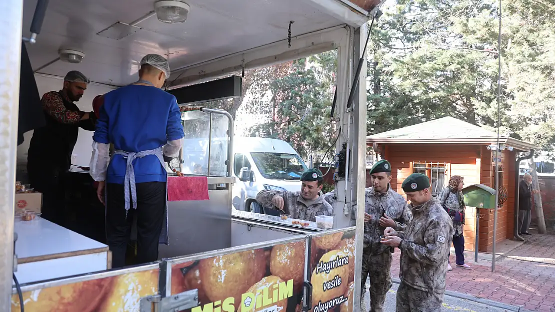 Konya'da şehit polis anısına lokma dağıtıldı