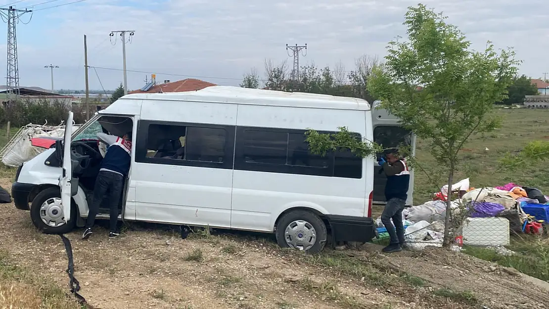 Konya'da tarım işçilerini taşıyan minibüsün devrilmesi sonucu 1 kişi öldü, 8 kişi yaralandı