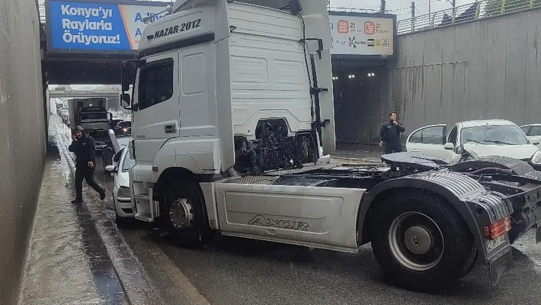 Konya'da TIR ve 2 otomobil kazaya karıştı!