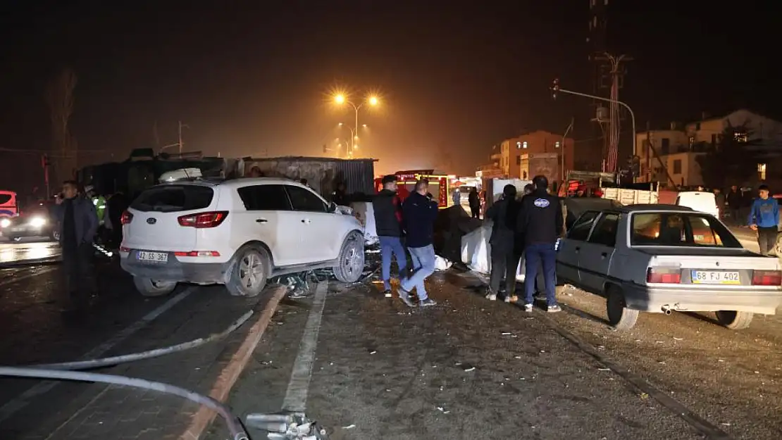 Konya'da tırdan savrulan mermerler araçları birbirine kattı: Çok sayıda yaralı var!