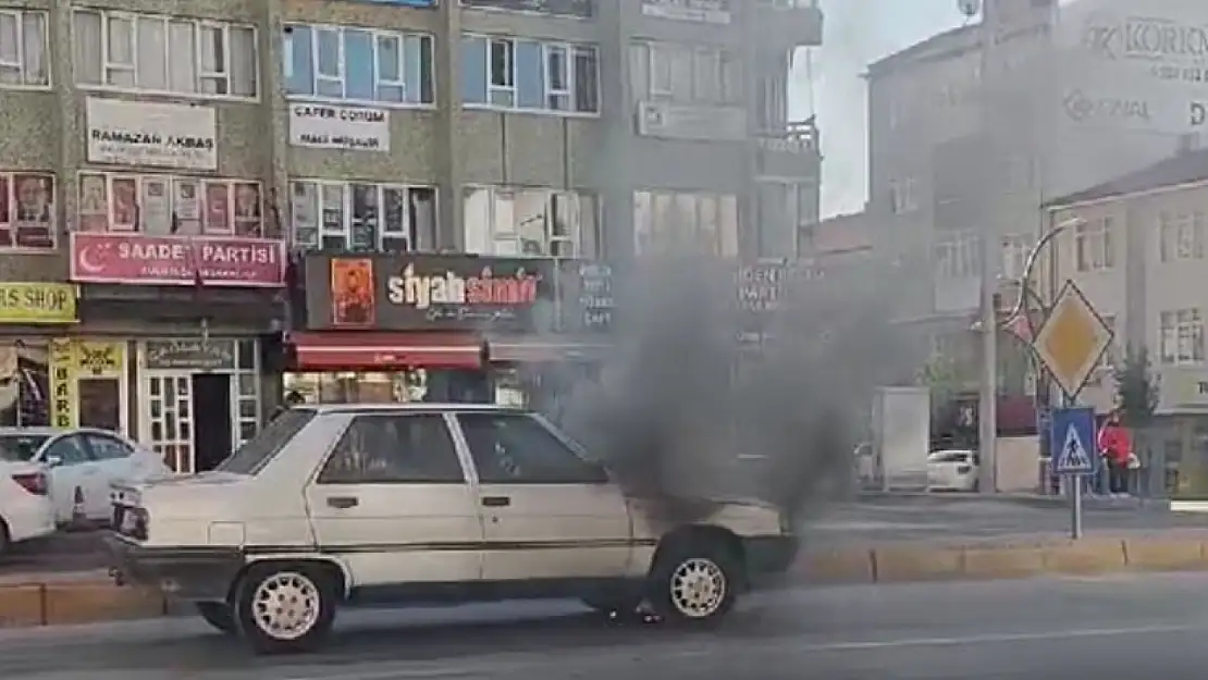 Konya'da trafik ışıklarında bekleyen araçta yangın çıktı