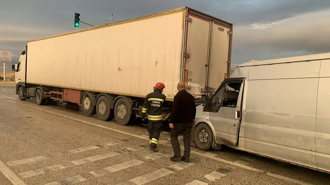 Konya'da trafik kazası! Minibüs tıra arkadan çarptı! 2 yaralı!