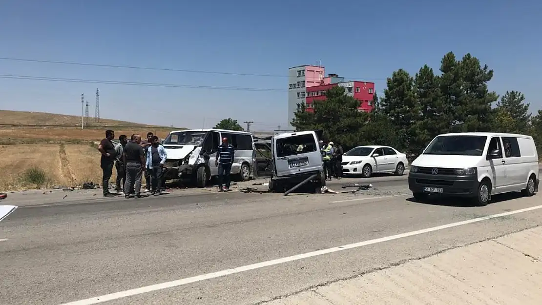 Konya'da üç araç birbirine girdi. Yaralılar var