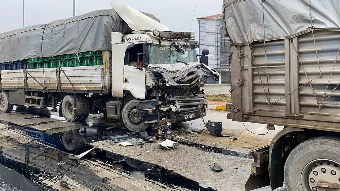 Konya'da üç tır kazaya karıştı: 1 yaralı