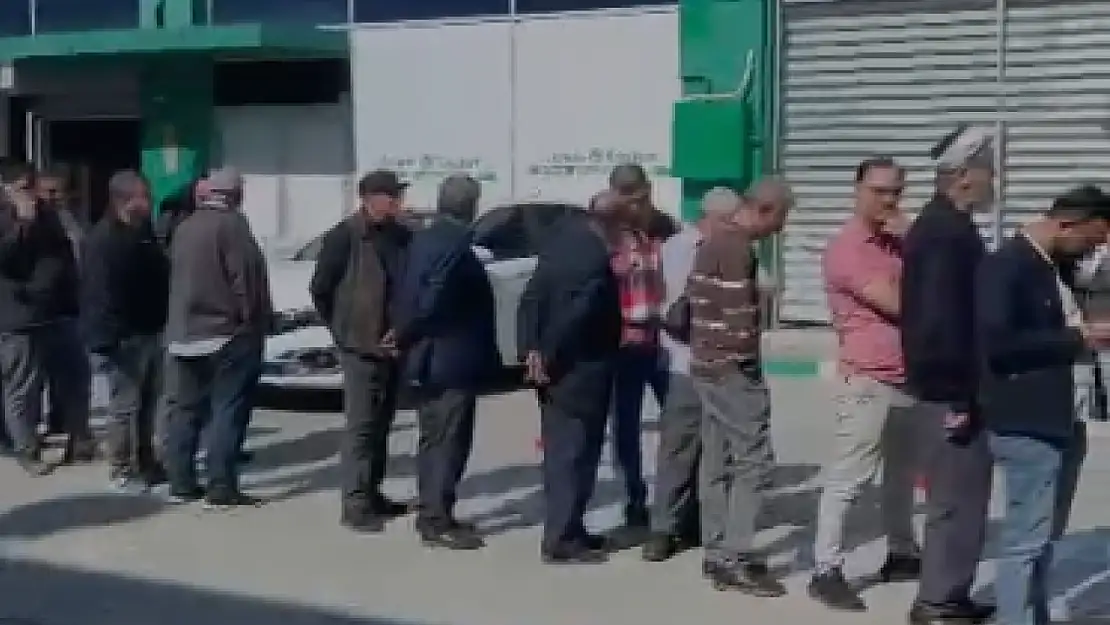 Konya'da ucuz et kuyruğu sabah başladı, akşama kadar devam etti:  'Mecburen sıraya giriyoruz'