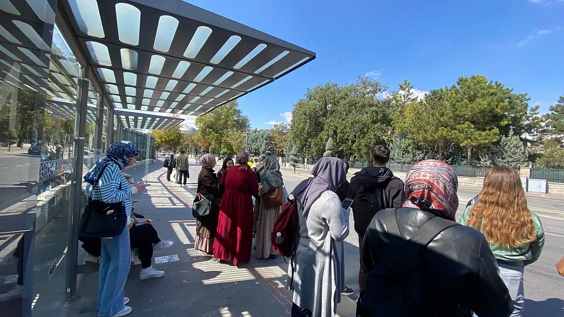 Konya'da üniversiteli öğrencilerin ulaşım çilesi çözüm bekliyor: 'Derslere geç kalıyoruz'