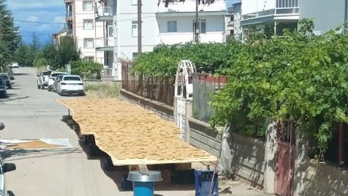 Konya'da yol kenarında tarhana kurutanlara uyarı geldi!