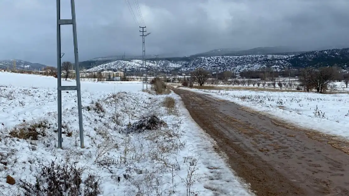 Konya'da  yol tepkisi: 'Direkler kanalı kapattı, yol kullanılamaz hale geldi'