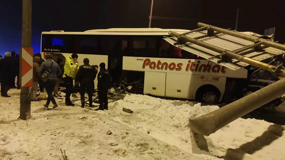 Konya'da yolcu otobüsü bariyerlere çarptı: 25 yaralı