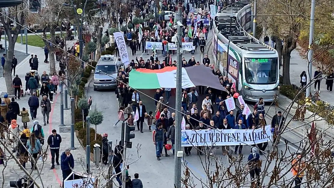Konya'da yüzlerce insan meydanlara aktı: Dev bayraklar dalgalandı!