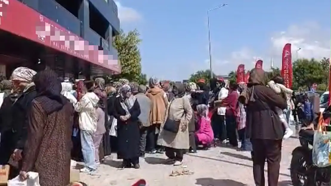 Konya'da yüzlerce kişi kapıya dayandı! İndirim kuyruğu sokaklara taştı