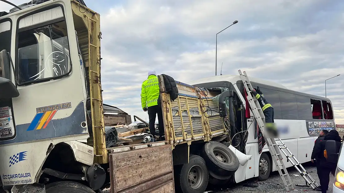 Konya'da zincirleme kaza can aldı: 3 ölü, 33 yaralı