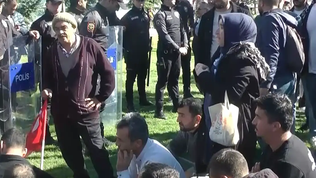 Konya'daki belediye önünde gözyaşları içinde protesto: 'Yapmayın bu zulmü'