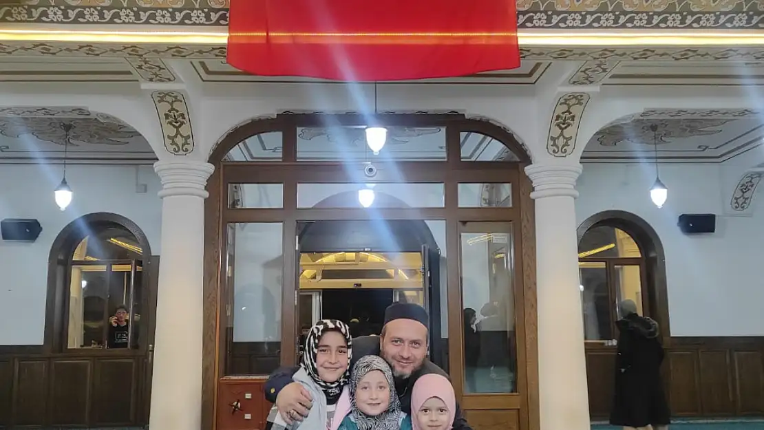 Konya'daki o camide örnek davranış: Camiye giden çocuklara hediye veriliyor!