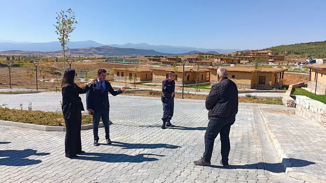 Konya'daki o ilçenin Kaymakamı ve Belediye Başkanı tarım kampında incelemelerde bulundu