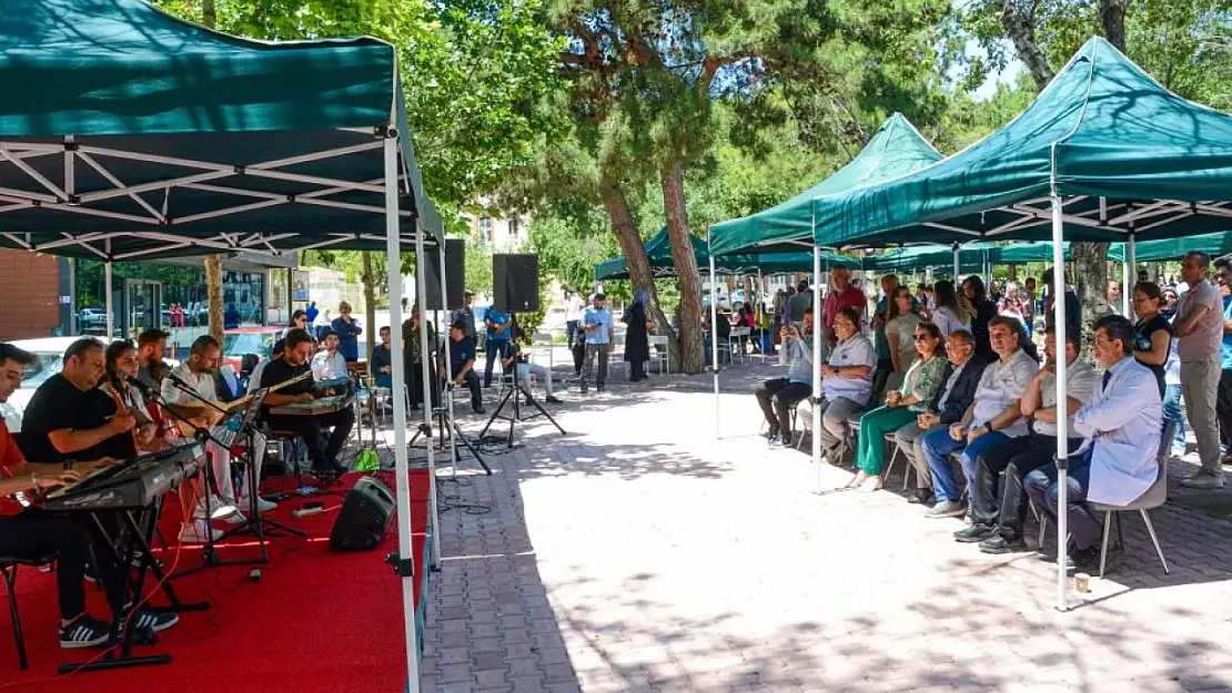 Konya'daki o üniversite kanser tedavisi gören hastalara moral etkinliği düzenledi