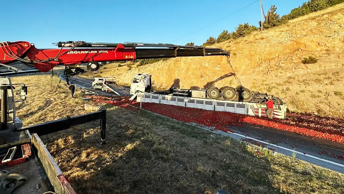 Konya'dan Afyon yönüne giden domates yüklü tır dehşet saçtı!