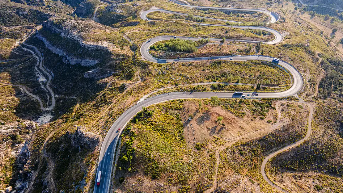 Konya ile Antalya arasındaki kıvrımlı yol drone ile görüntülendi