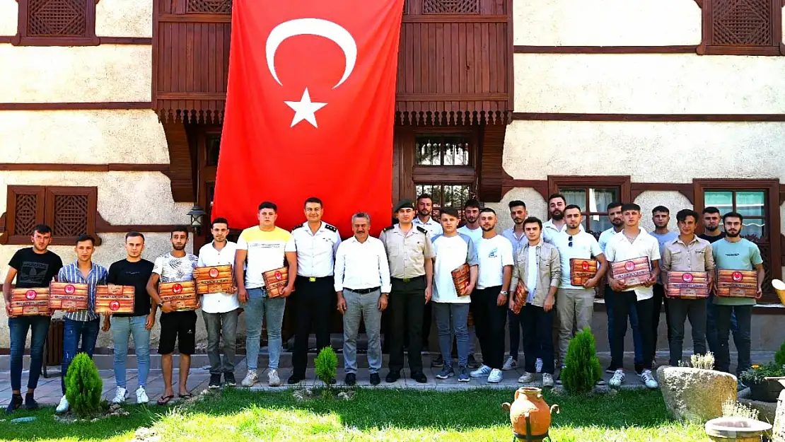 Konya'nın o belediye başkanı asker adayları ile yemek yedi