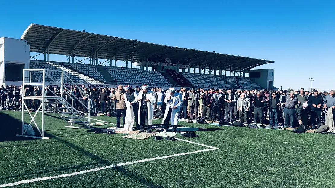 Konya'nın o ilçesinde 3 bin kişi yağmur duasına çıktı