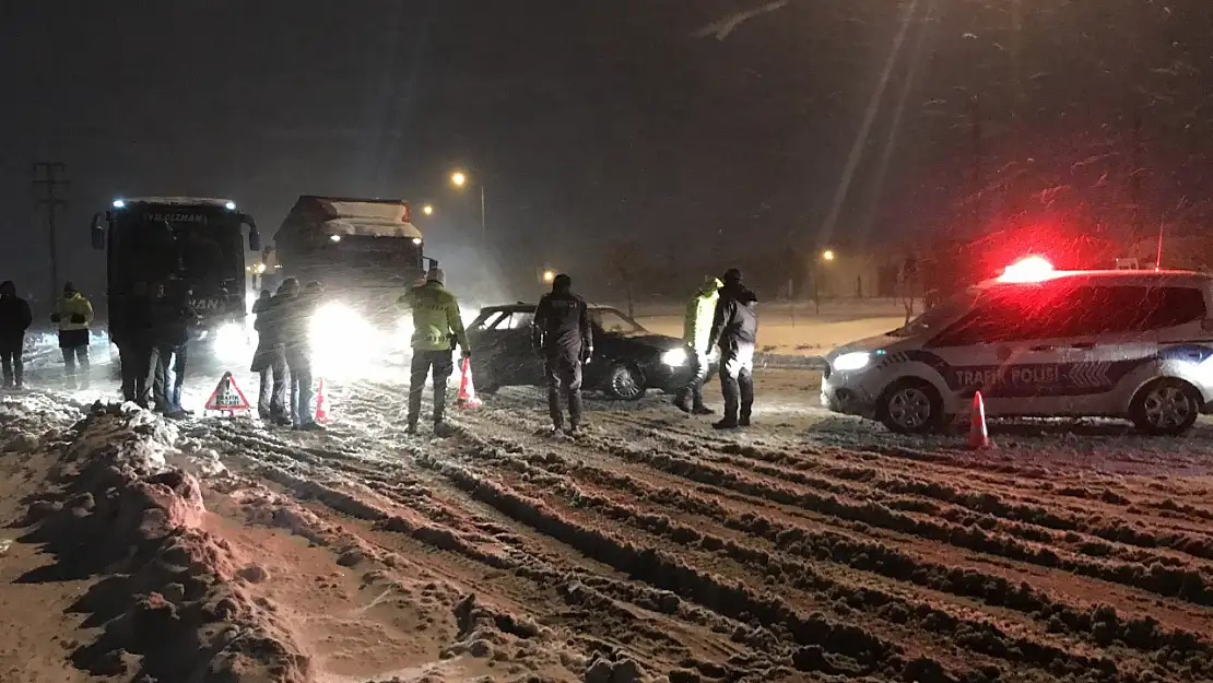 Konya'nın şehirler arası yollarında kar ve tipi engeli